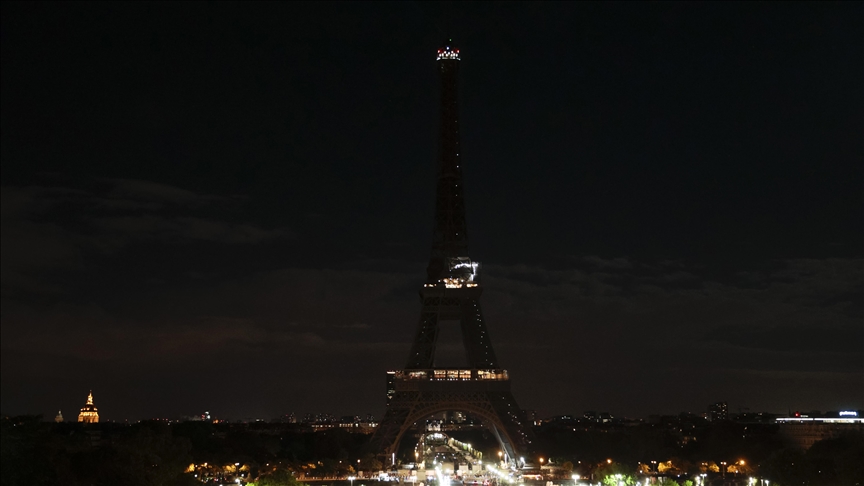 Eiffel in Francia, sono state spente con 1 ora e 15 minuti di anticipo