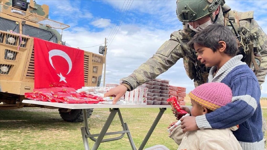 کمک‌های انسانی سربازان ترک به نیازمندان در منطقه عملیات چشمه