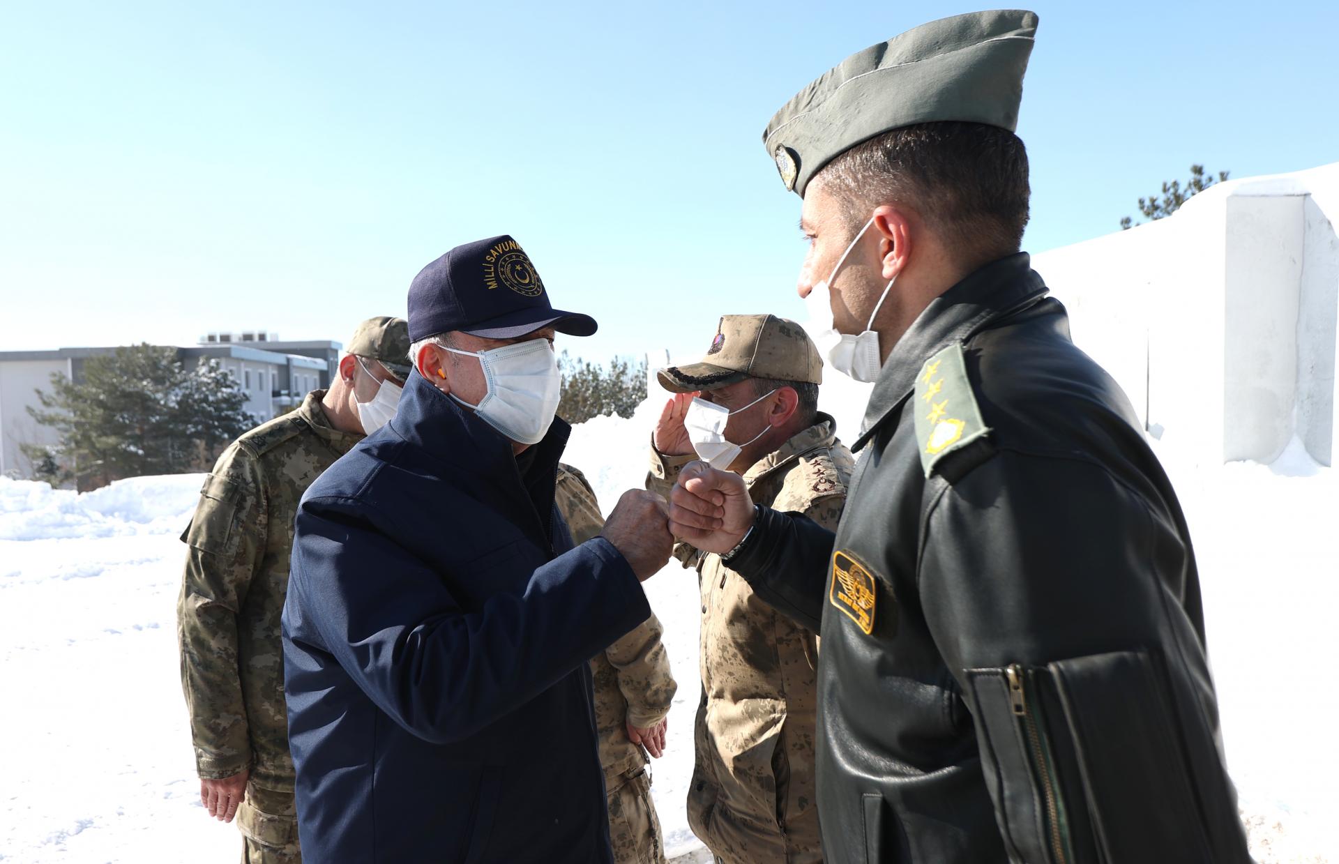 وزیر دفاع خلوصی آقار کا عراقی سرحدوں کا دورہ