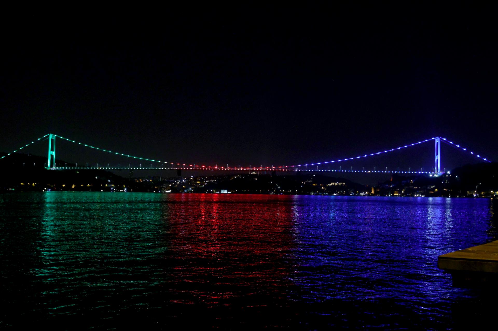 نمایش نور با رنگ‌های پرچم آذربایجان در پل سلطان محمد فاتح