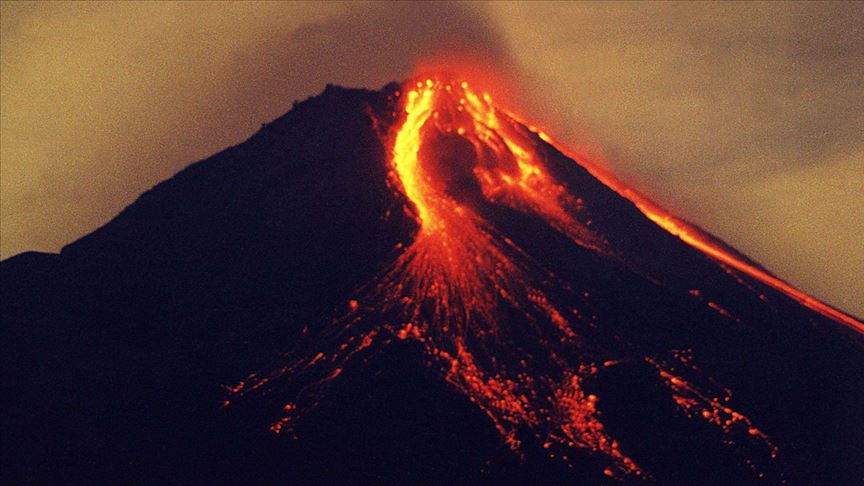 فوران کوه آتشفشانی مراپی در جزیره جاوای اندونزی
