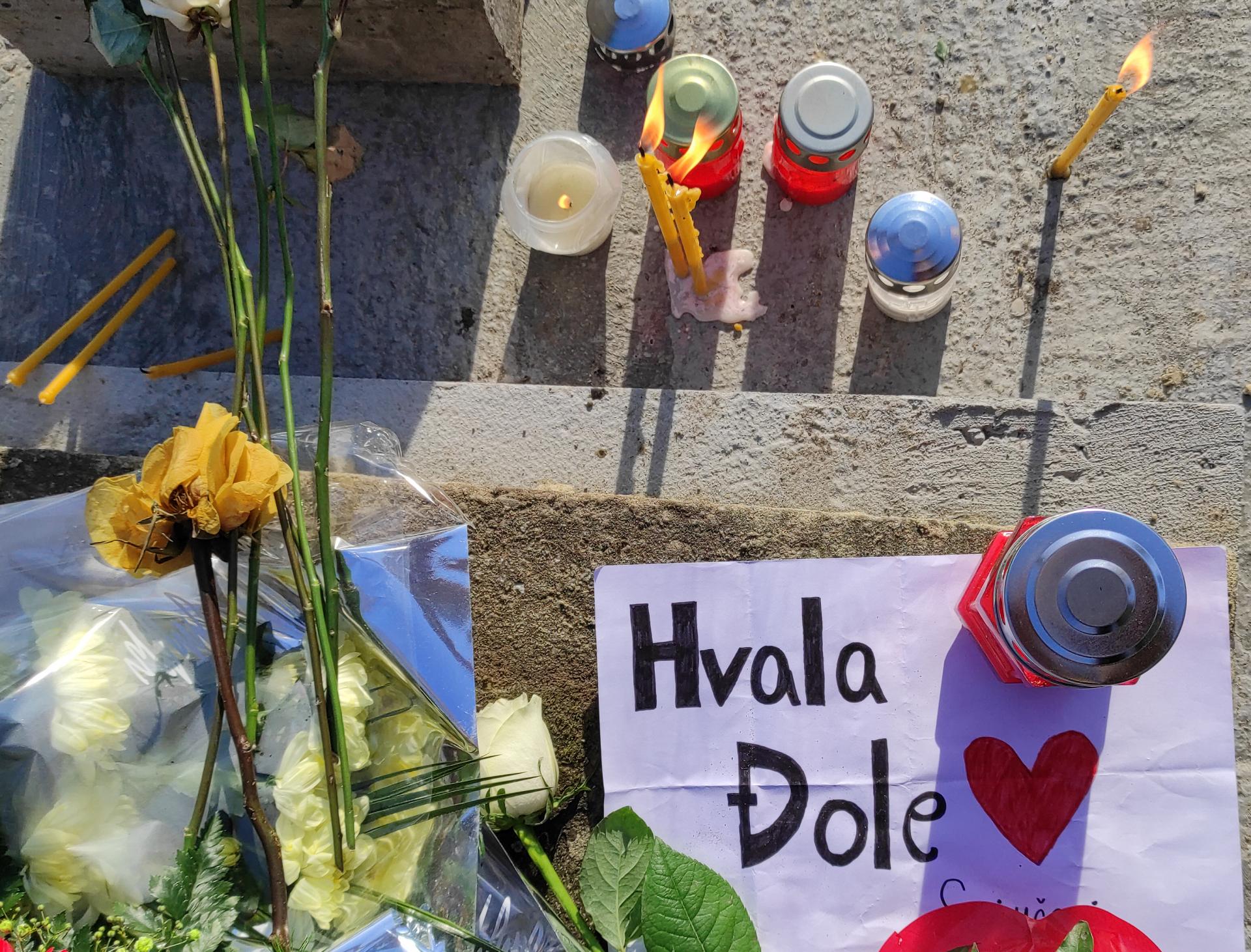 Novi Sad: U krugu obitelji i uz tamburaše sahranjen Đorđe Balašević
