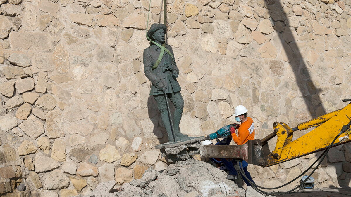 Remueven la última estatua del dictador Francisco Franco en España