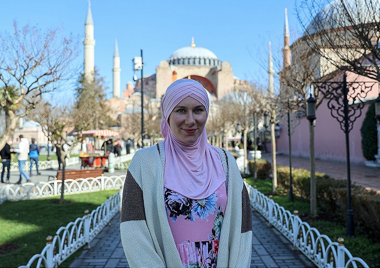 Rosalie se convirtió en musulmana y cuenta el Islam y Turquía en su cuenta de la red social