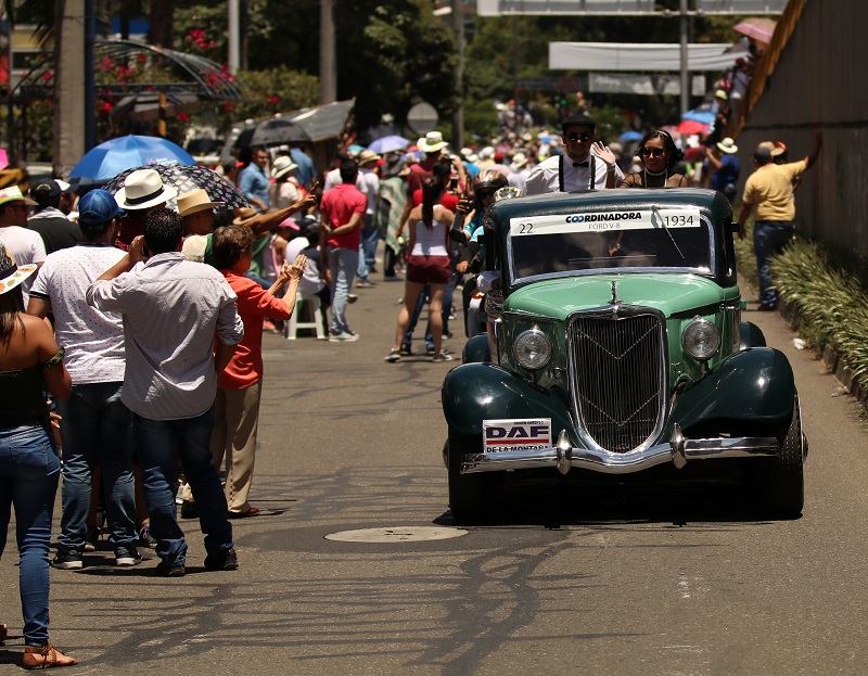 El Xxii Desfile De Autos Clásicos Y Antiguos En Medellín Trt Español 2495