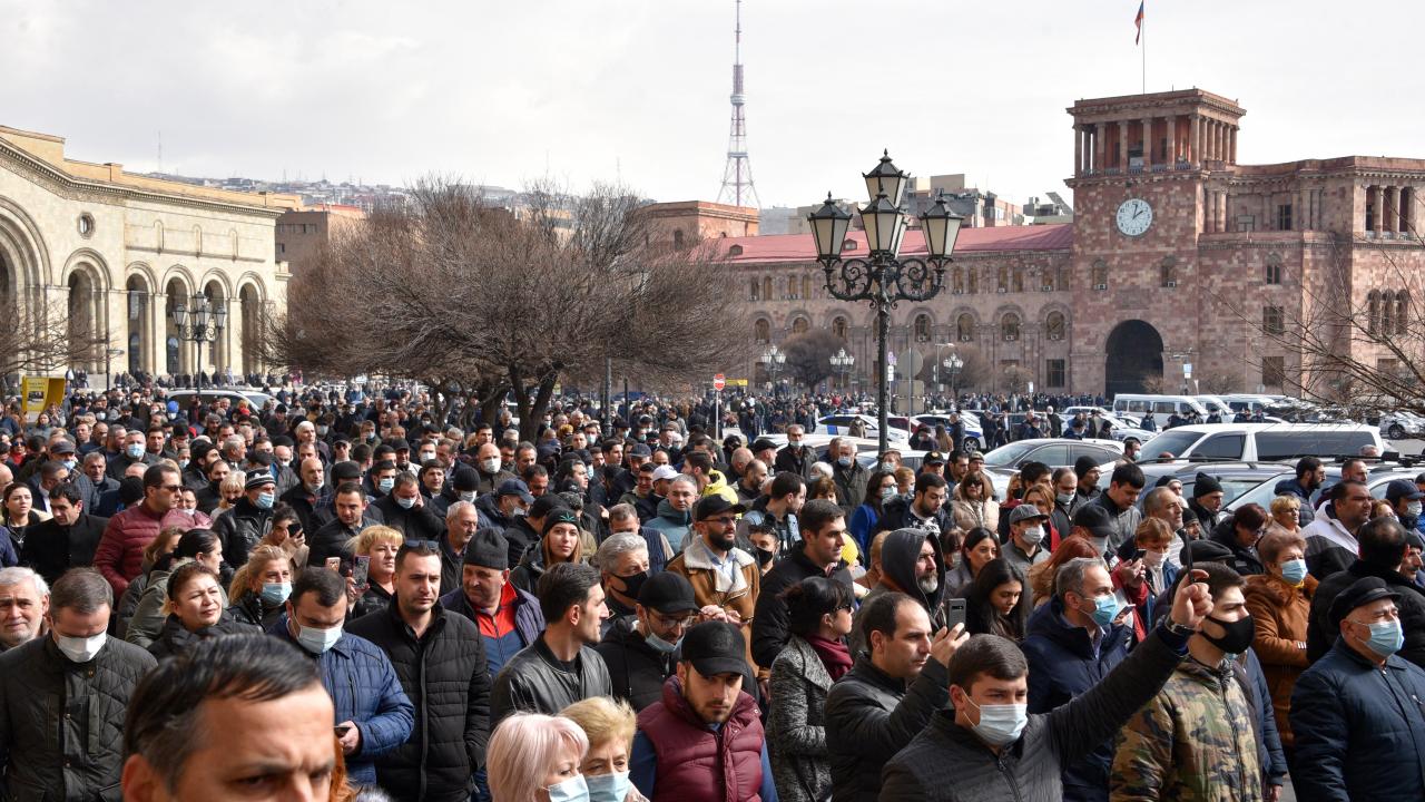 Продолжуваат протестните митинзи ѝ на власта ѝ на опозицијата во Ерменија