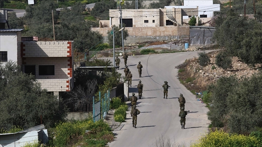 اسرائیلی فوج کے چھاپوں میں 14 فلسطینیوں کو حراست میں لے لیا گیا