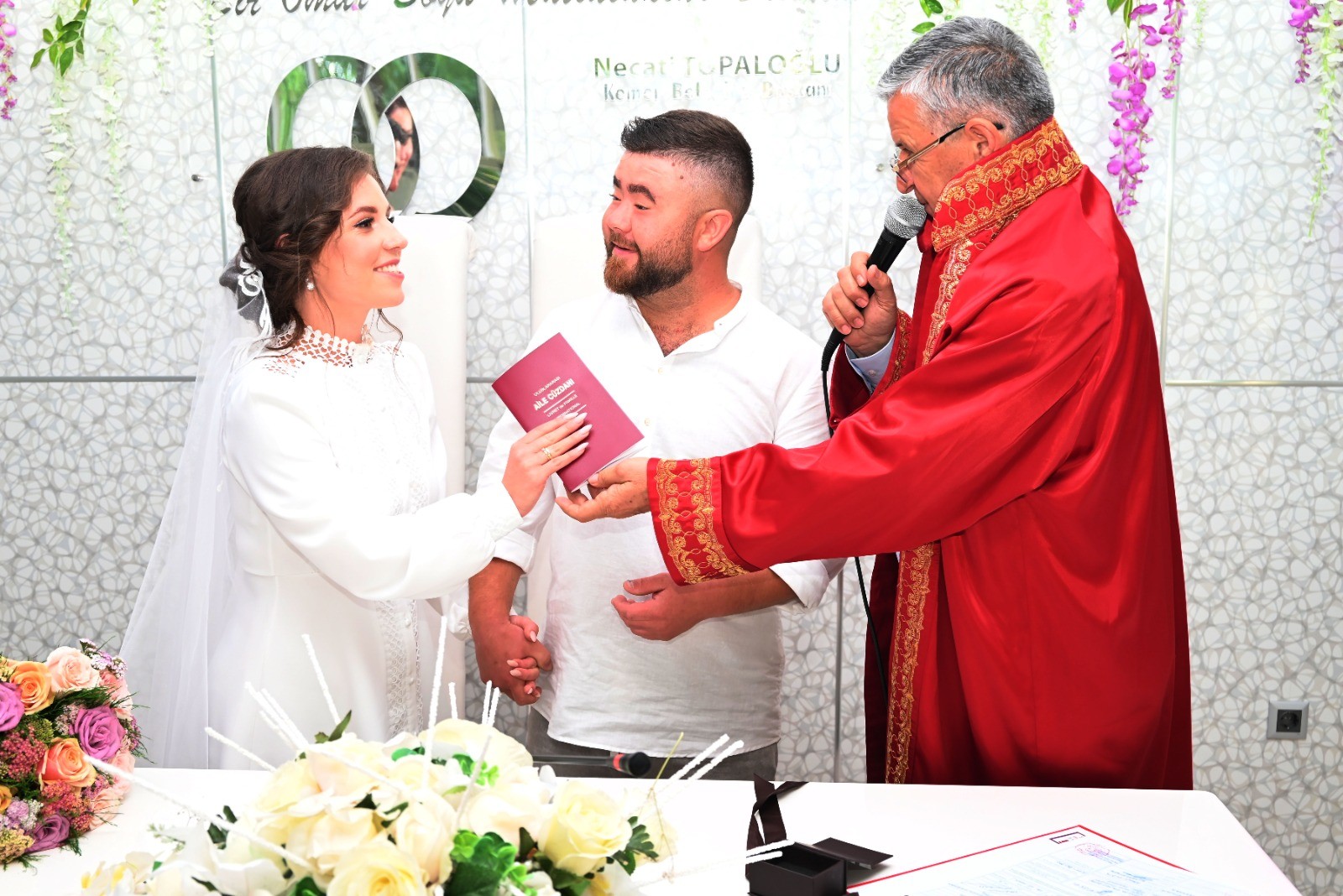来自俄乌战争两国的一对情侣在土耳其举行婚礼