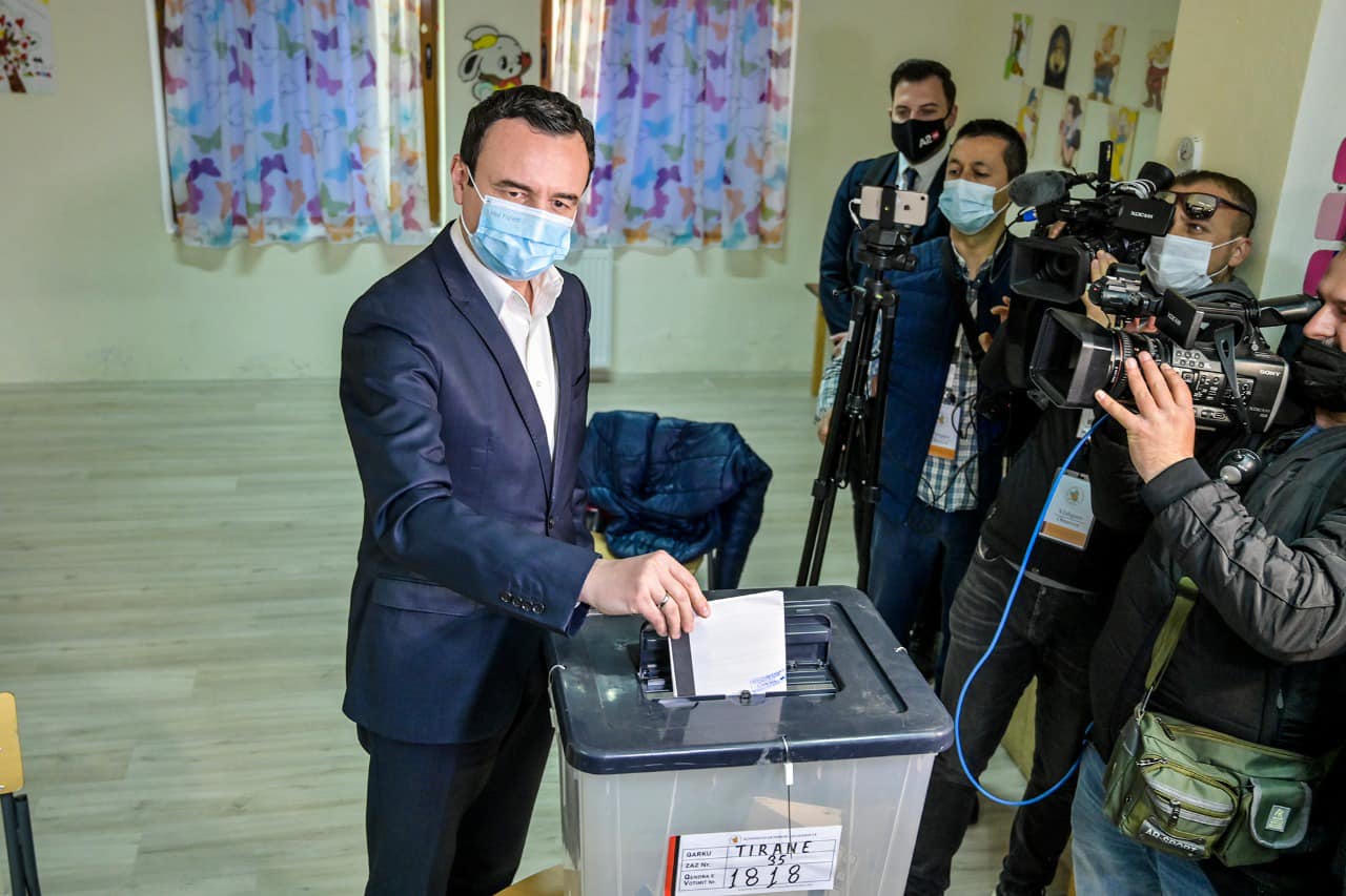 Kryeministri Kurti voton në zgjedhjet parlamentare të Shqipërisë, kritikohet nga opozita