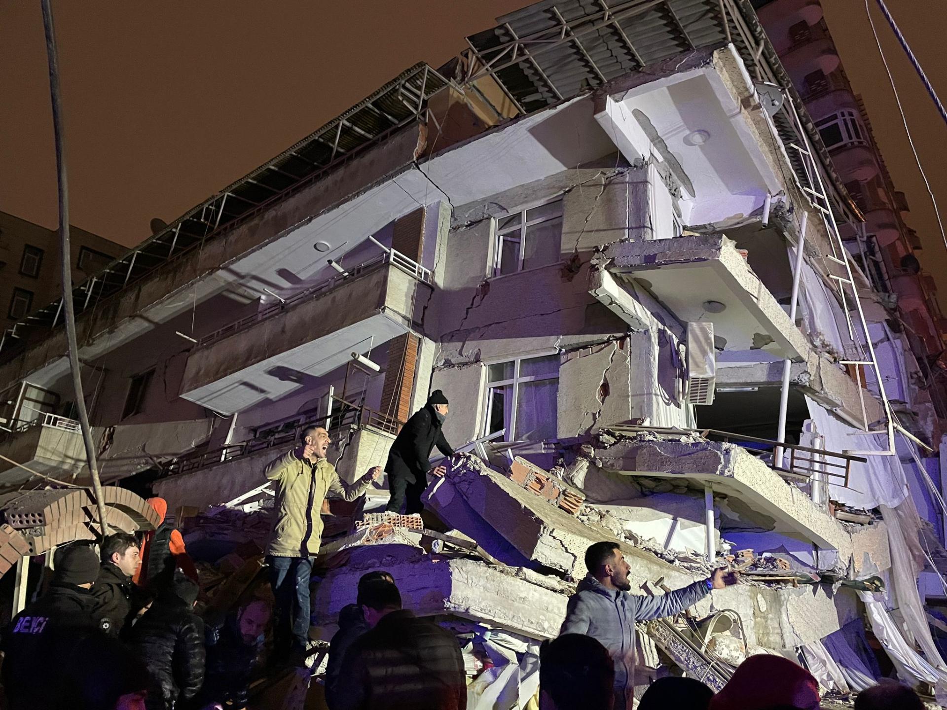 Terremoto di magnitudo 7,4 a Osmancık, morti e feriti