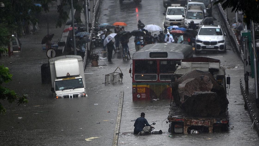 Hindistanda leysan yağışları səbəbindən ölənlərin sayı artmaqda davam edir