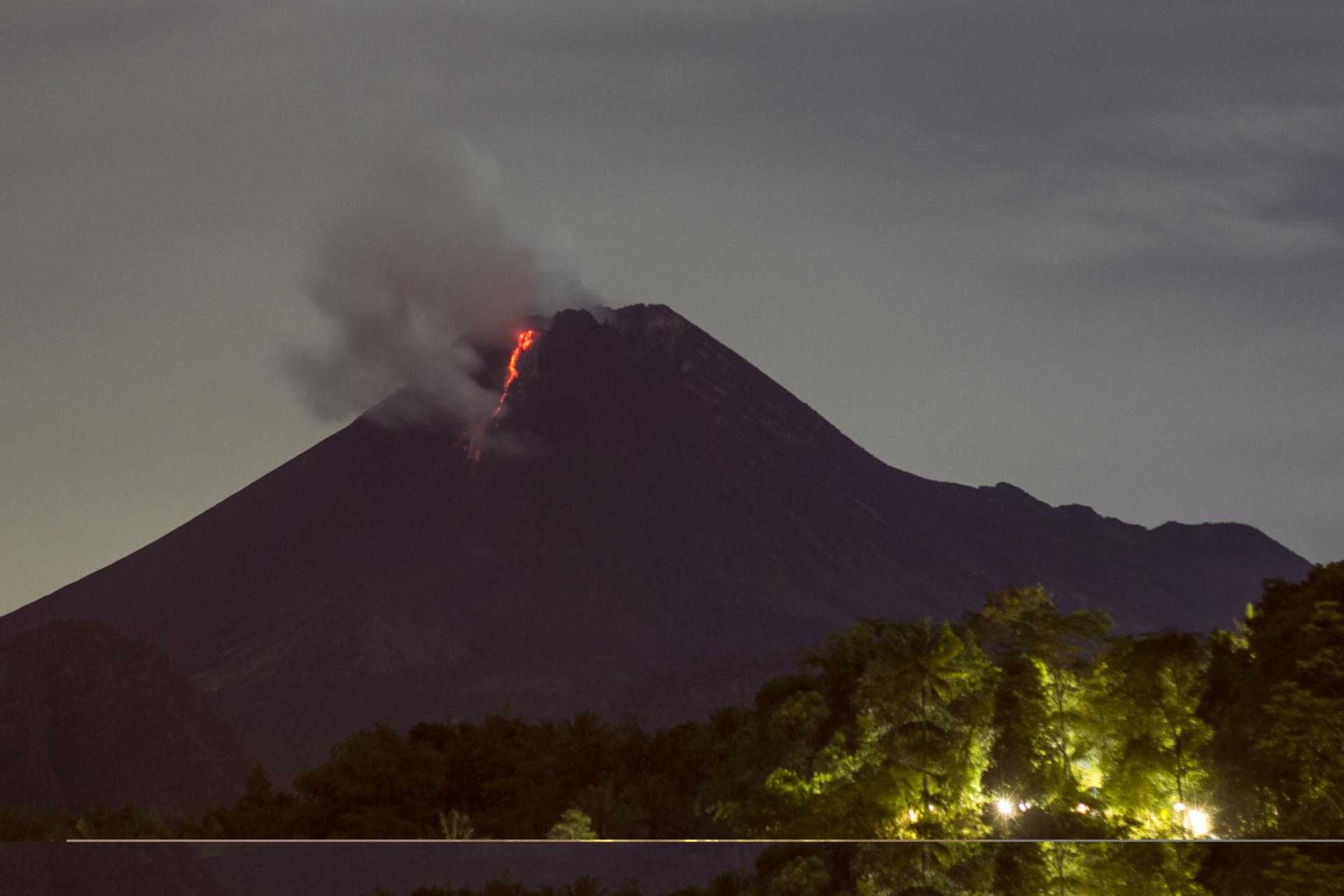 印度尼西亚默拉皮火山喷发频繁 近200人被疏散到安全地区