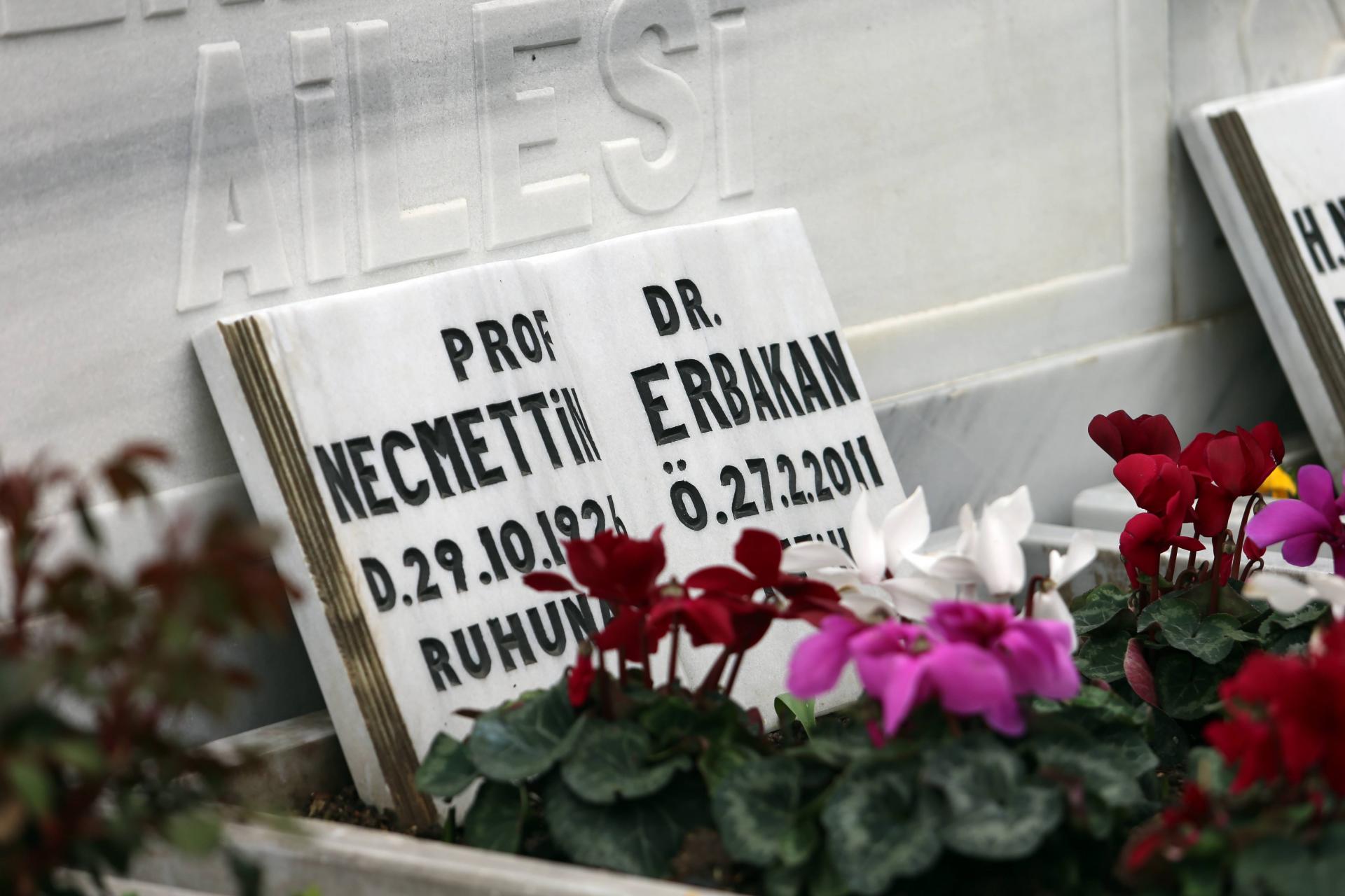 رئیس جمهور و رئیس مجلس ترکیه از نجم‌الدین اربکان در دهمین سالگرد درگذشت وی یاد کردند