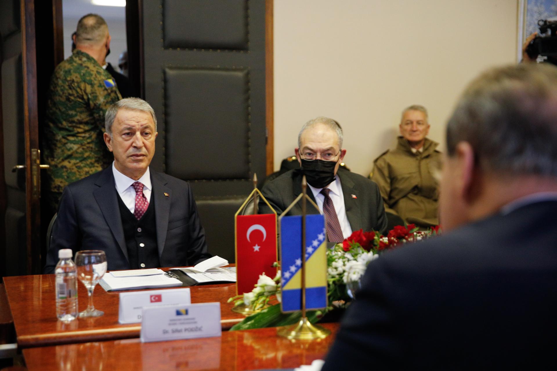 ترک وزیر دفاع دورہ بوسنیا پر