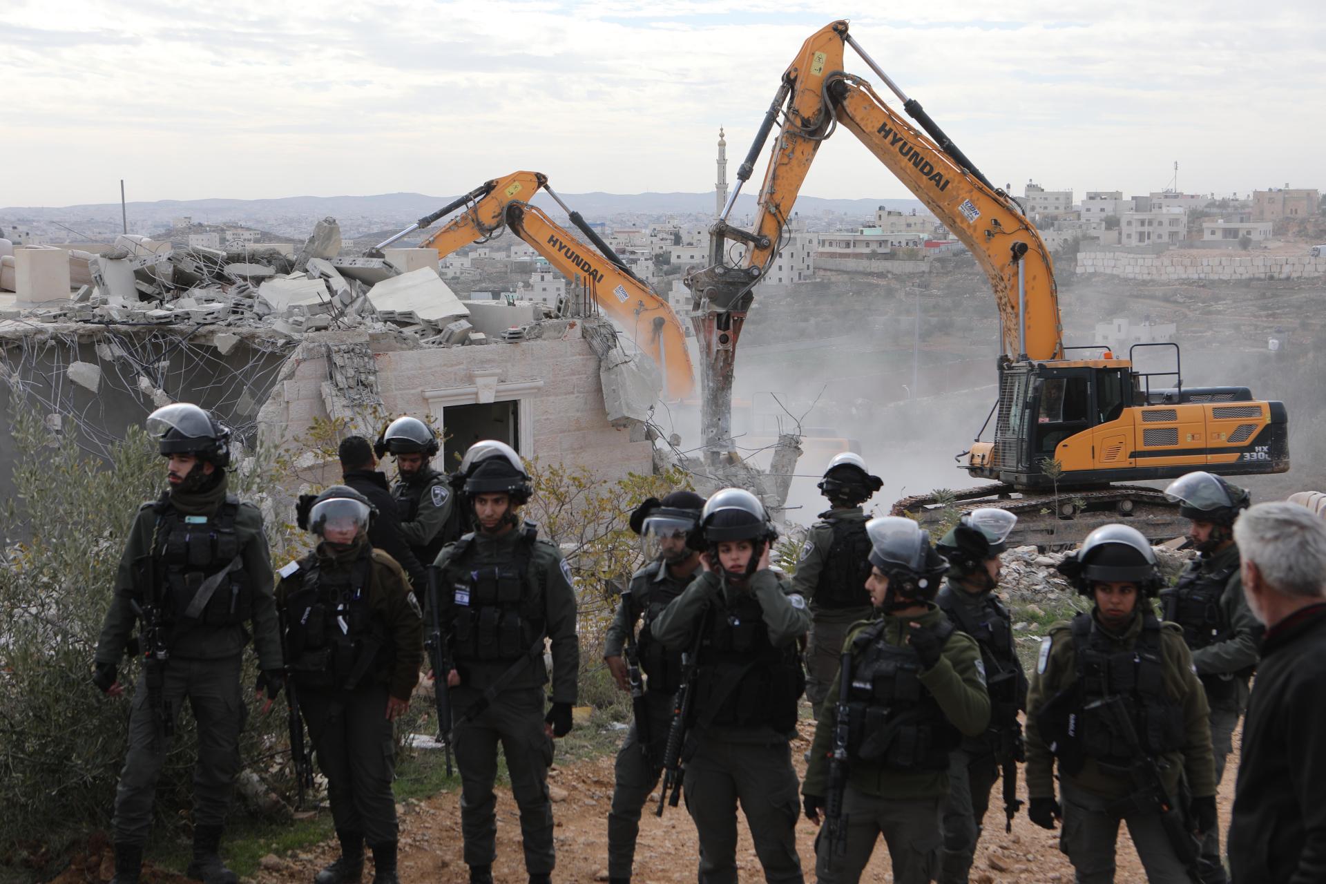 Soldados israelíes demolieron la casa de una familia palestina