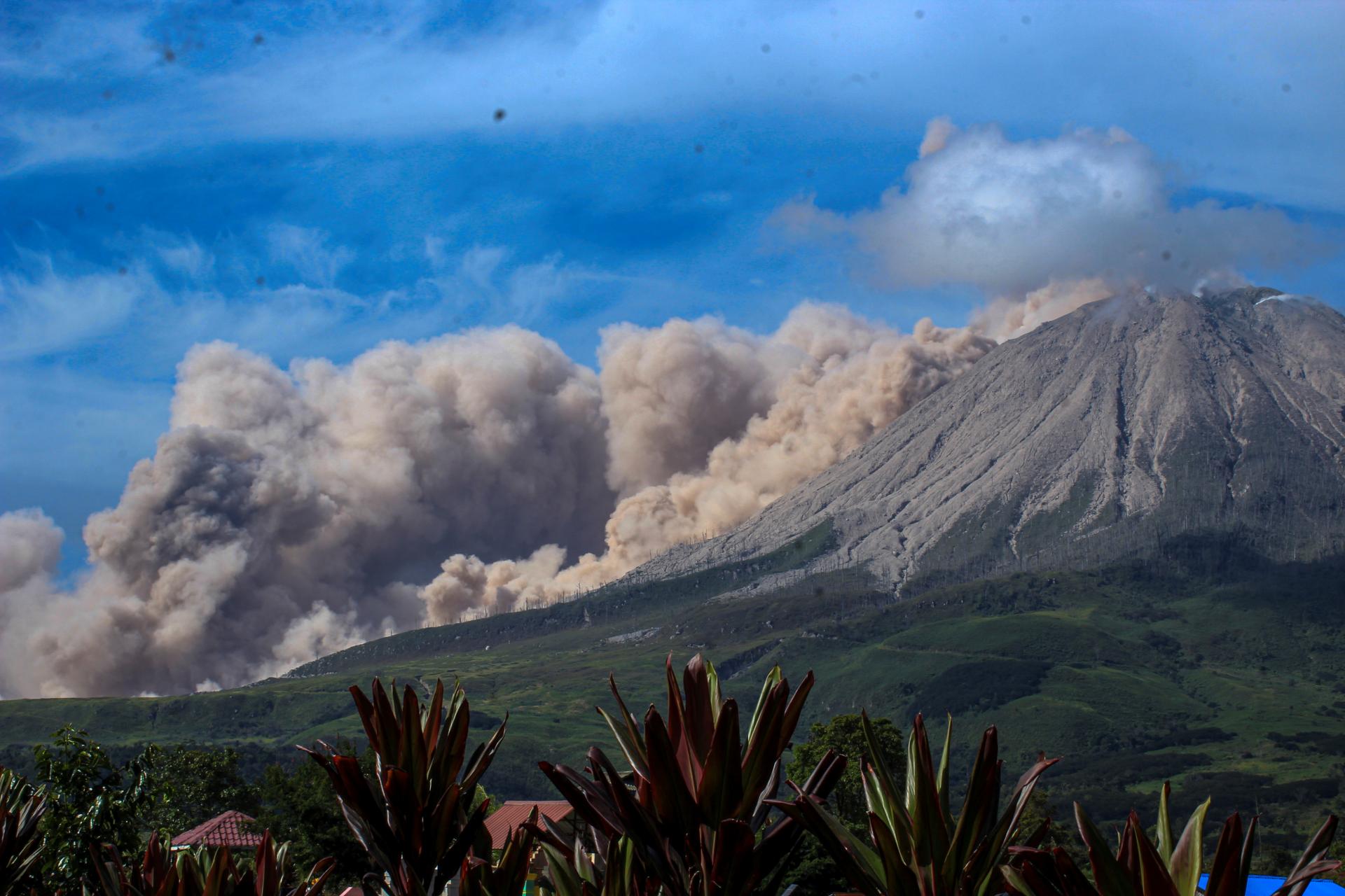 印度尼西亚锡纳朋火山喷发