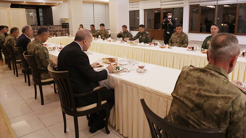 总统访问高能材料生产设施并与士兵一同开斋