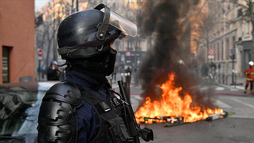 Abren diligencias en Francia contra un policía quien causó que una manifestante perdiera el ojo