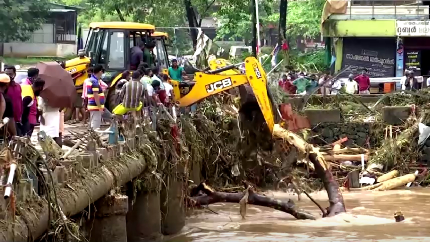 ہندوستان، موسلا دھار بارشوں اور مٹی کے تودے گرنے سے 16 افراد ہلاک