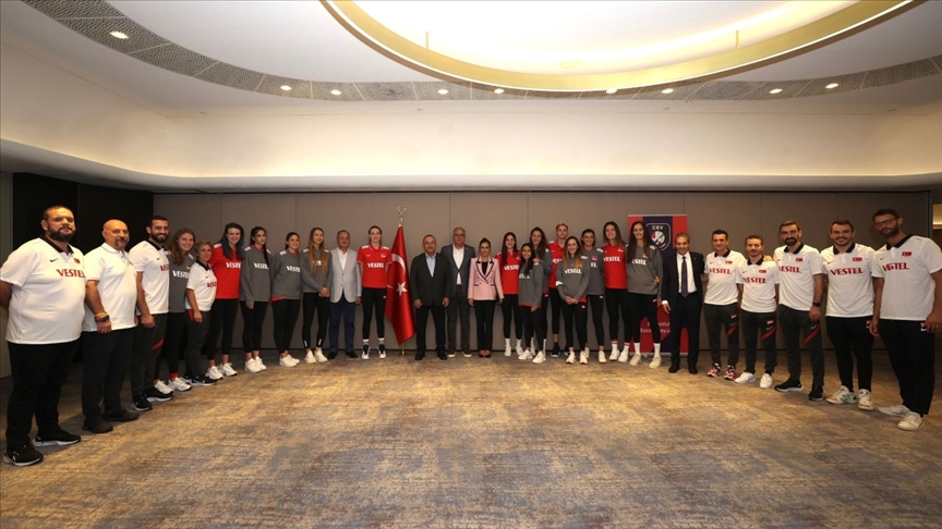 Συνάντηση Τσαβούσογλου με αθλητές της Εθνικής Ομάδας Βόλεϊ Γυναικών