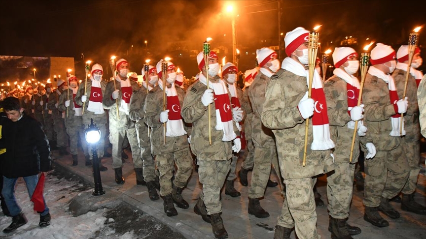 107e anniversaire de l'opération Sarikamis: 10 000 personnes ont défilé avec des drapeaux turcs