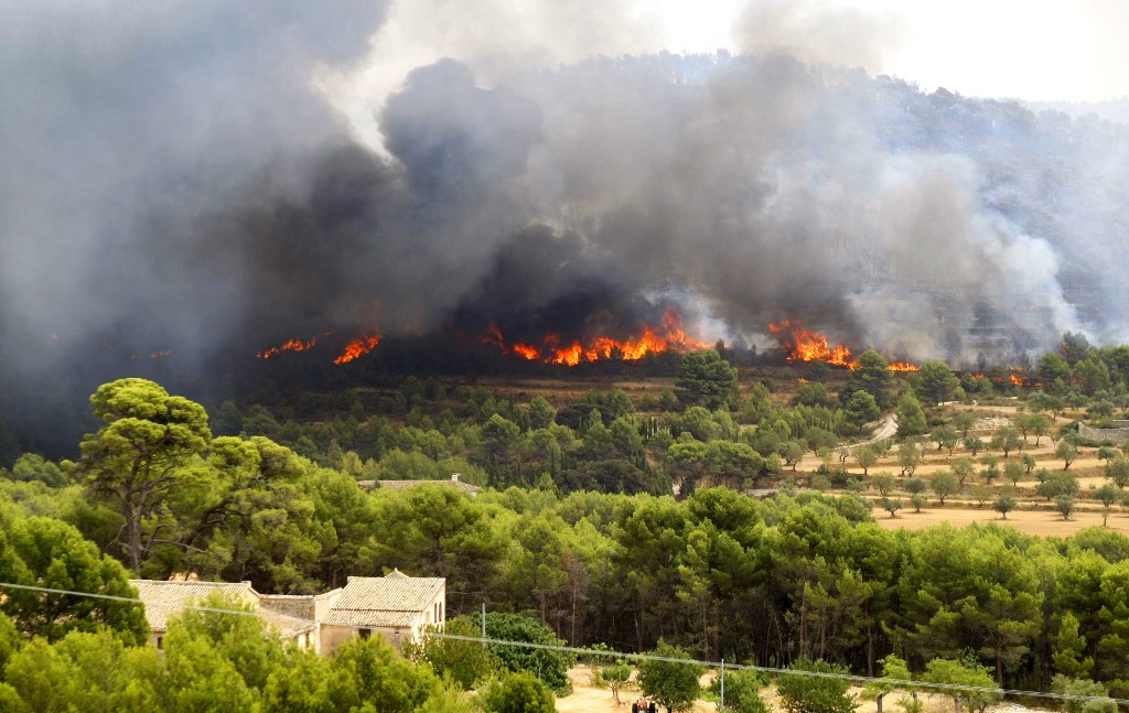 Incendio forestal en Alicante, España, se duplica en menos de 24 horas
