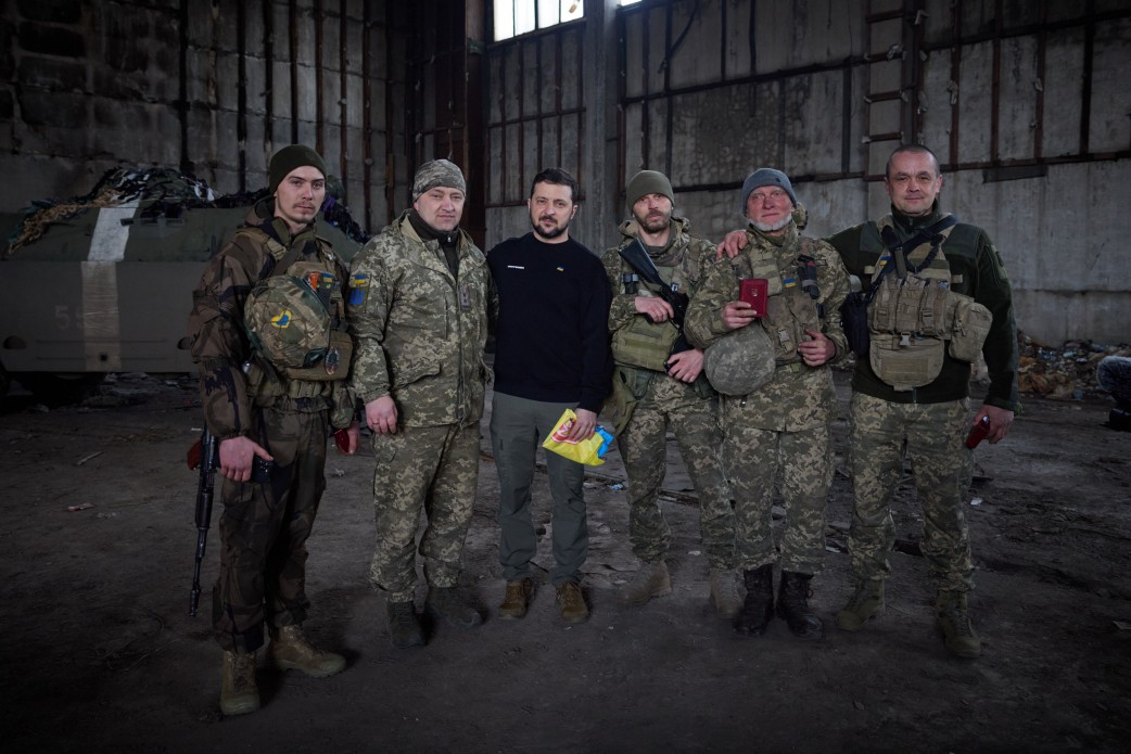 Il presidente ucraino Zelensky visita il fronte di Bakhmut