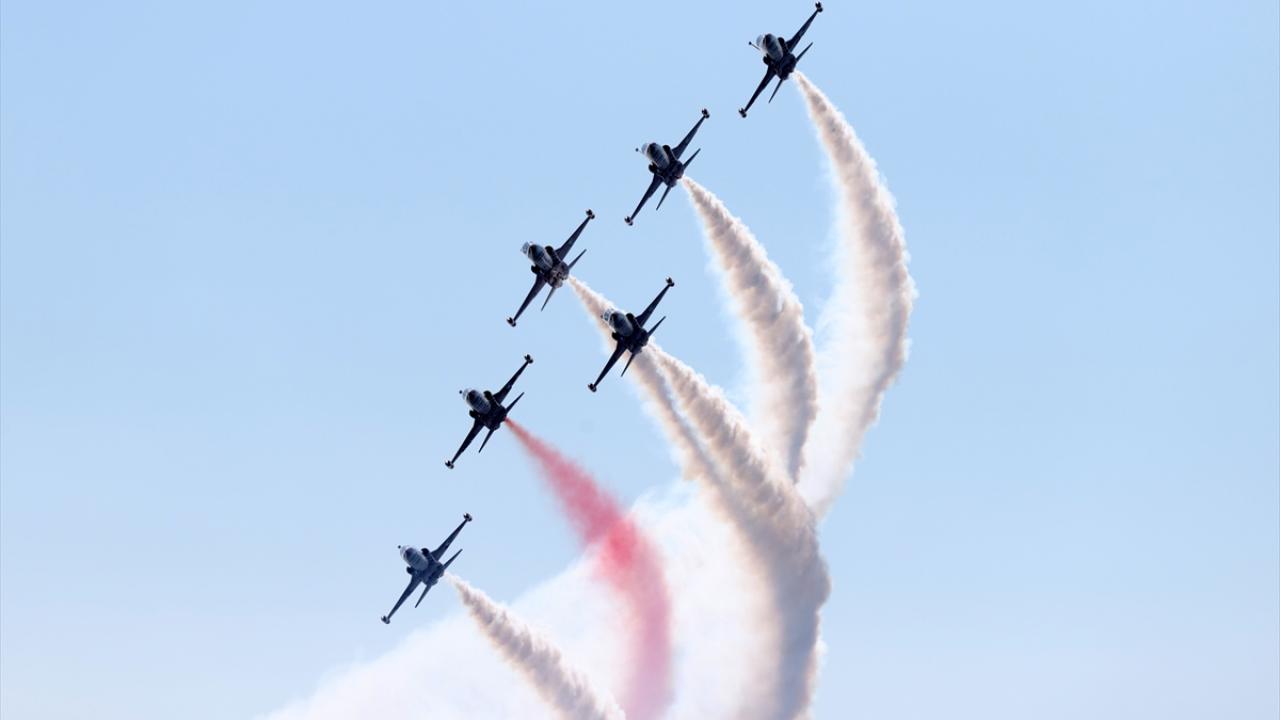 نمایش تیم آکروباتیک نیروی هوایی ارتش ترکیه بر فراز آسمان مجارستان