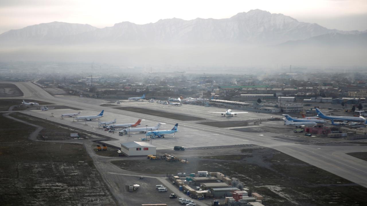 塔利班控制的喀布尔机场首次降落飞机
