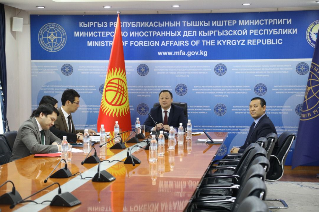Кыргызстан: «Аксакалдар кеңешинин жыйыны Казакстанда өтүшү керек»