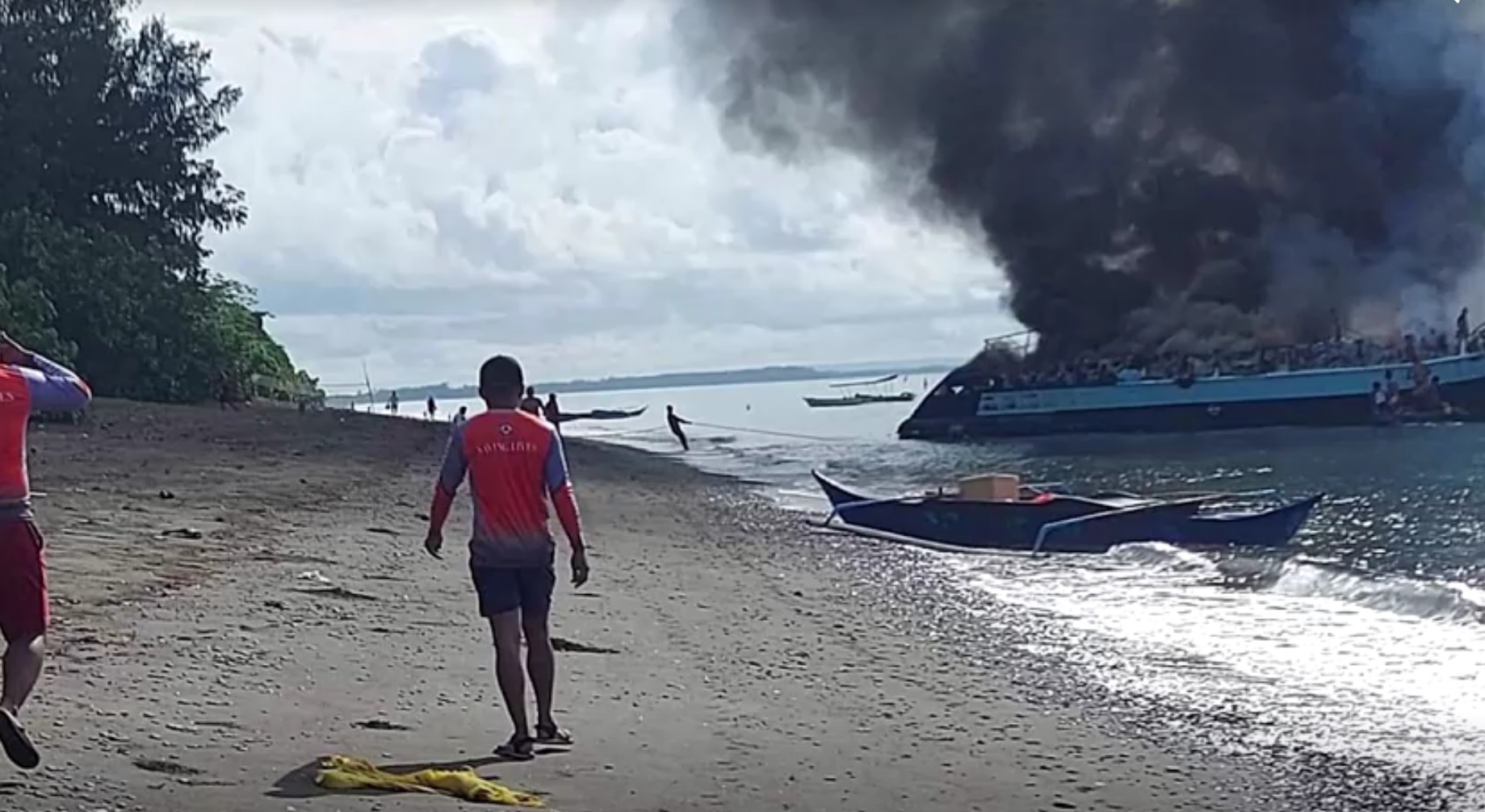 菲律宾一渡轮发生火灾