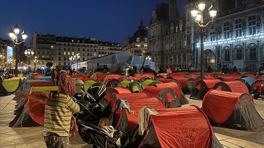 مهاجرین در پاریس برای اعتراض به شرایط زندگی خود در مقابل شهرداری چادر بر پا کردند