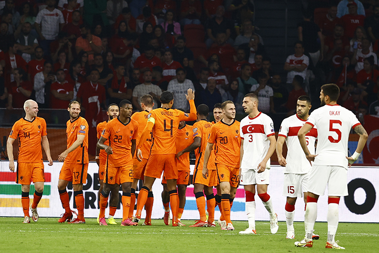 土耳其队在世界杯预选赛客场6比1惨败给荷兰
