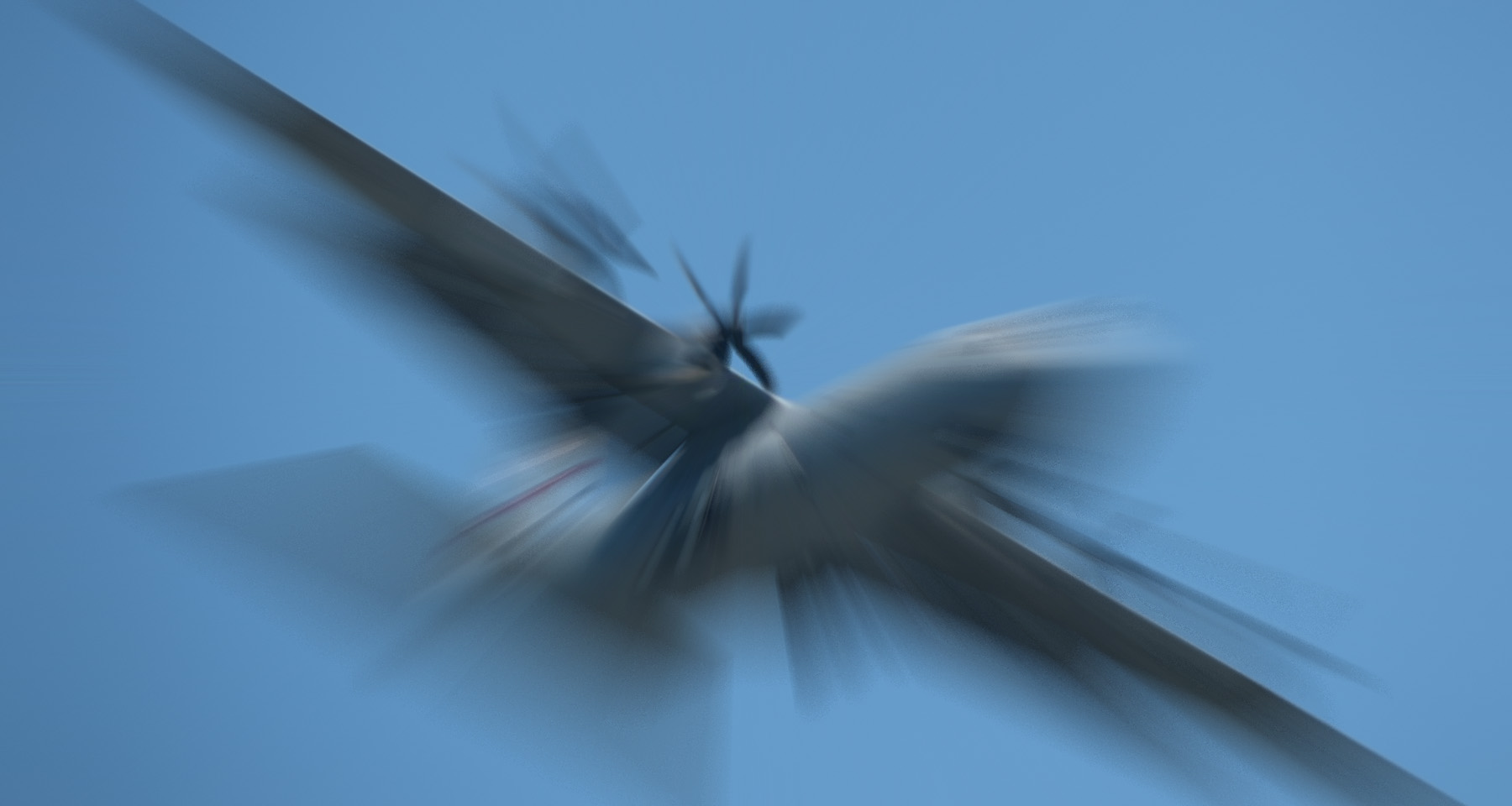 美国一架小型飞机与滑翔伞相撞