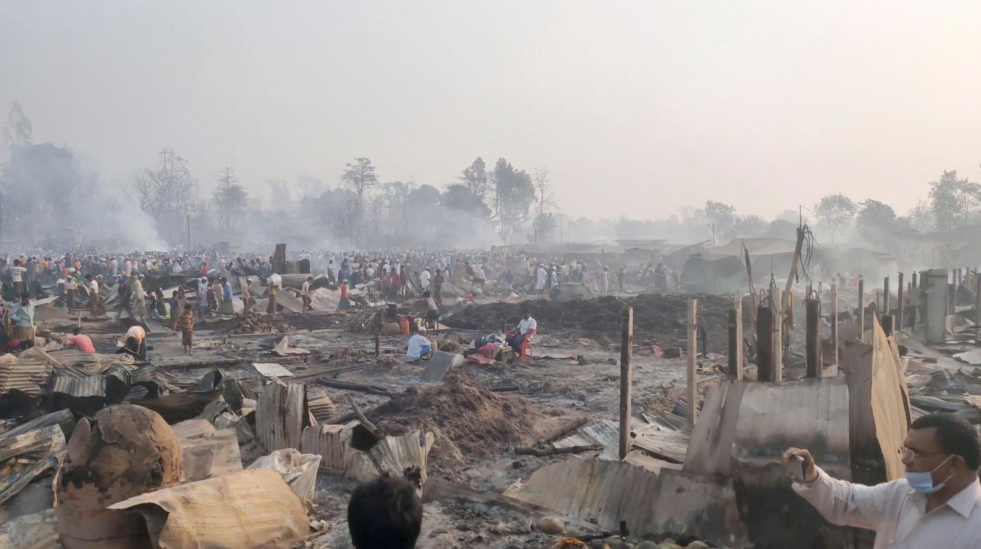 孟加拉若开邦穆斯林难民营大火致使至少28人丧生