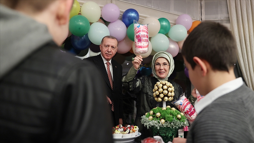 Эмине Эрдоган балдар менен жолугушуусу тууралуу пост бөлүштү