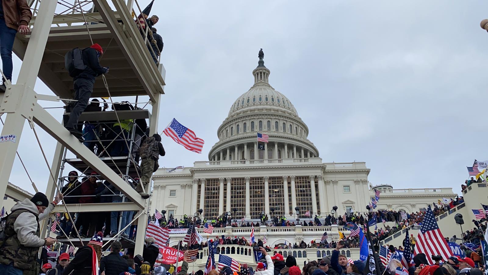 アメリカ トランプ大統領支持者が議会議事堂乱入 ワシントンで外出禁止令 Turkiye Nin Haber Kaynagi