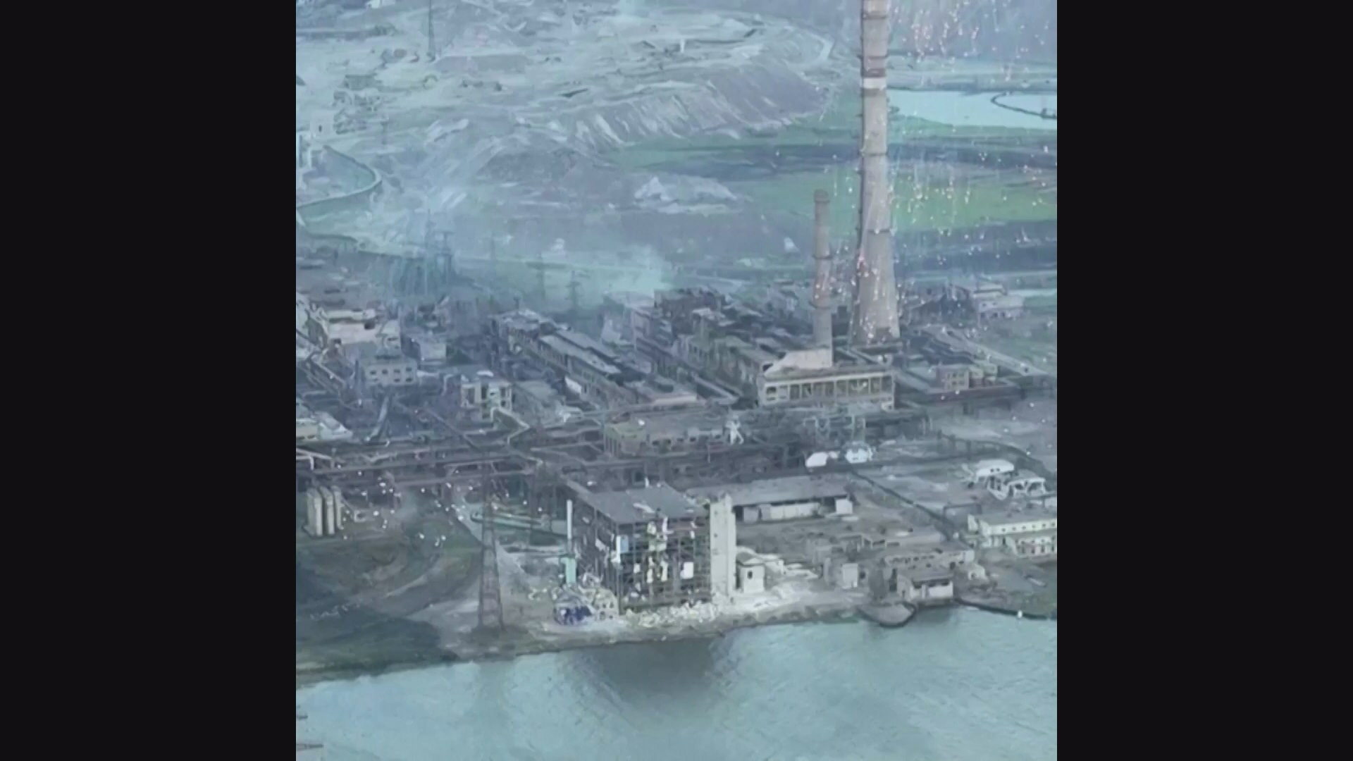Égő lőszer záporozta az ukrajnai acélgyárat