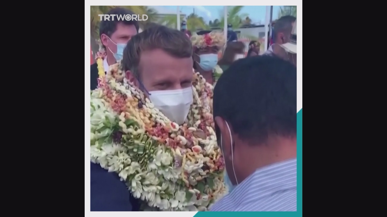 Emmanuel Macron postao tema ismijavanja nakon što je okićen cvijećem (VIDEO)