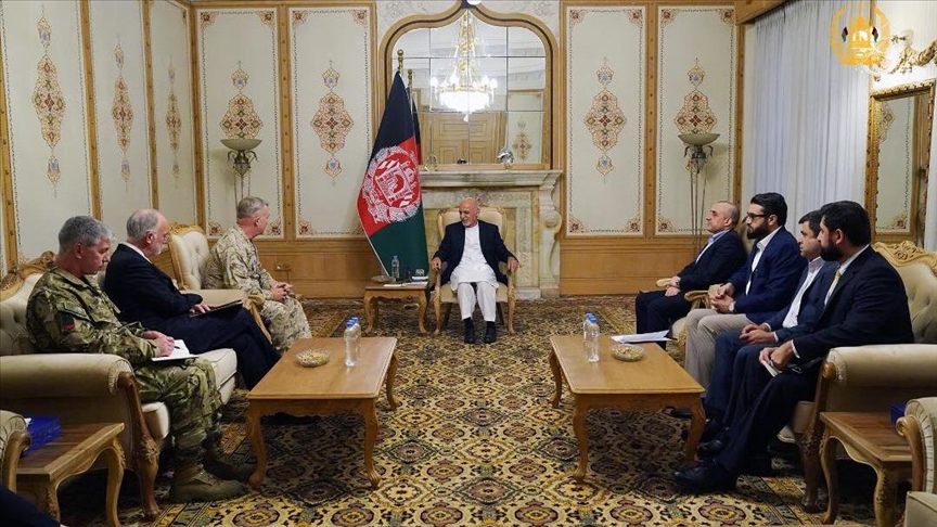 دیدار و گفت‌وگوی اشرف غنی با فرمانده سنتکام در کابل