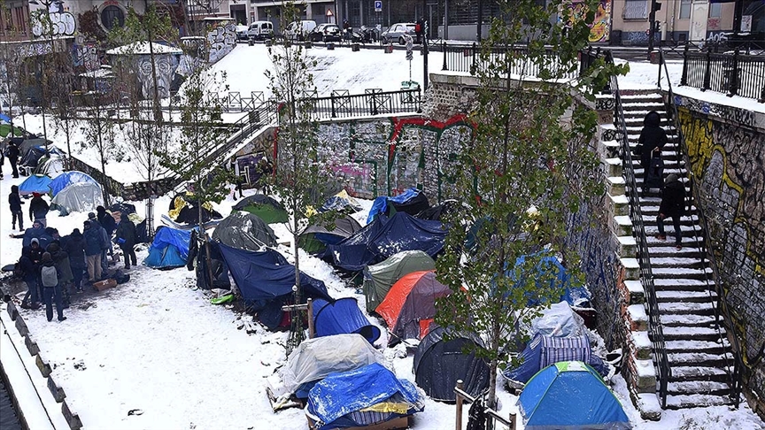 Pas qëndrimit në mot të ftohtë për një kohë të gjatë Franca strehon emigrantët dhe refugjatët