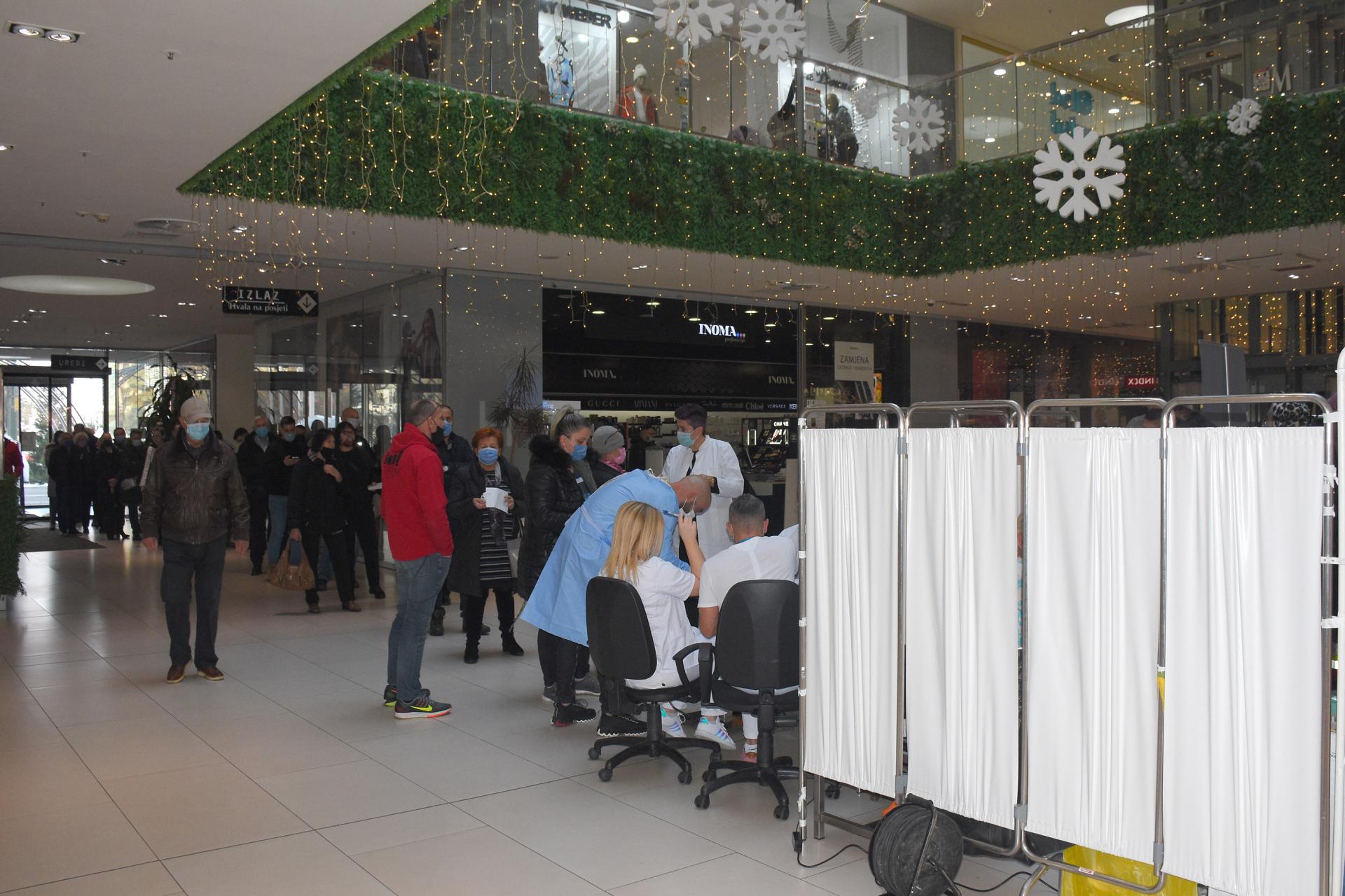 Veliko interesovanje građana za vakcinaciju u Importanne Shopping Centru u Sarajevu