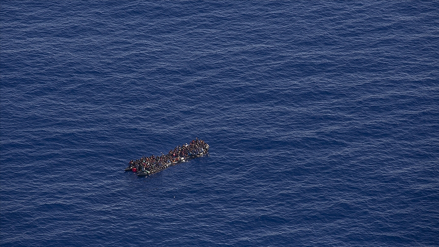 Mueren al menos 100 personas al naufragar un bote en el Mediterráneo