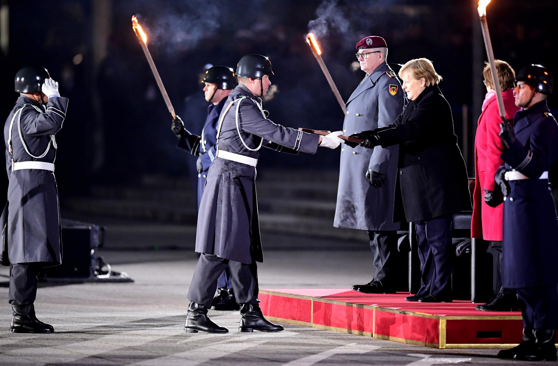 La cerimonia militare per salutare la cancelliera Angela Merkel