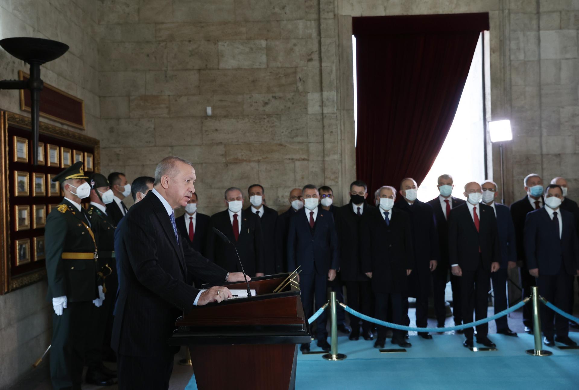 Претседателот Ердоган во посета на мавзолејот на Ататурк на 29 октомври Празникот на Републиката