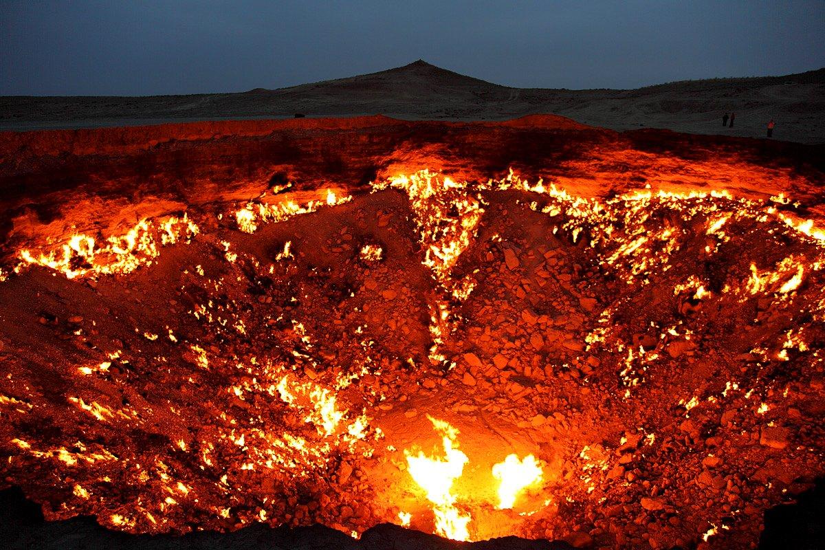 Түркмөнстандагы Дервезе газ кратеринде күйүп жаткан өрт өчүрүлөт