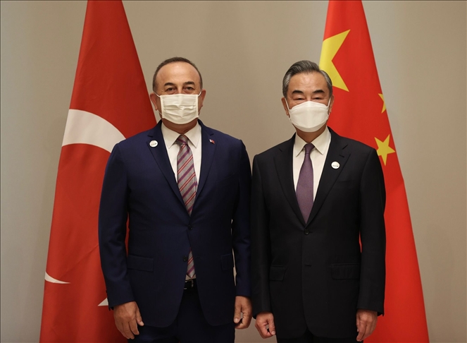 Çavuşoglu y su homólogo chino tratan las relaciones entre Turquía y China