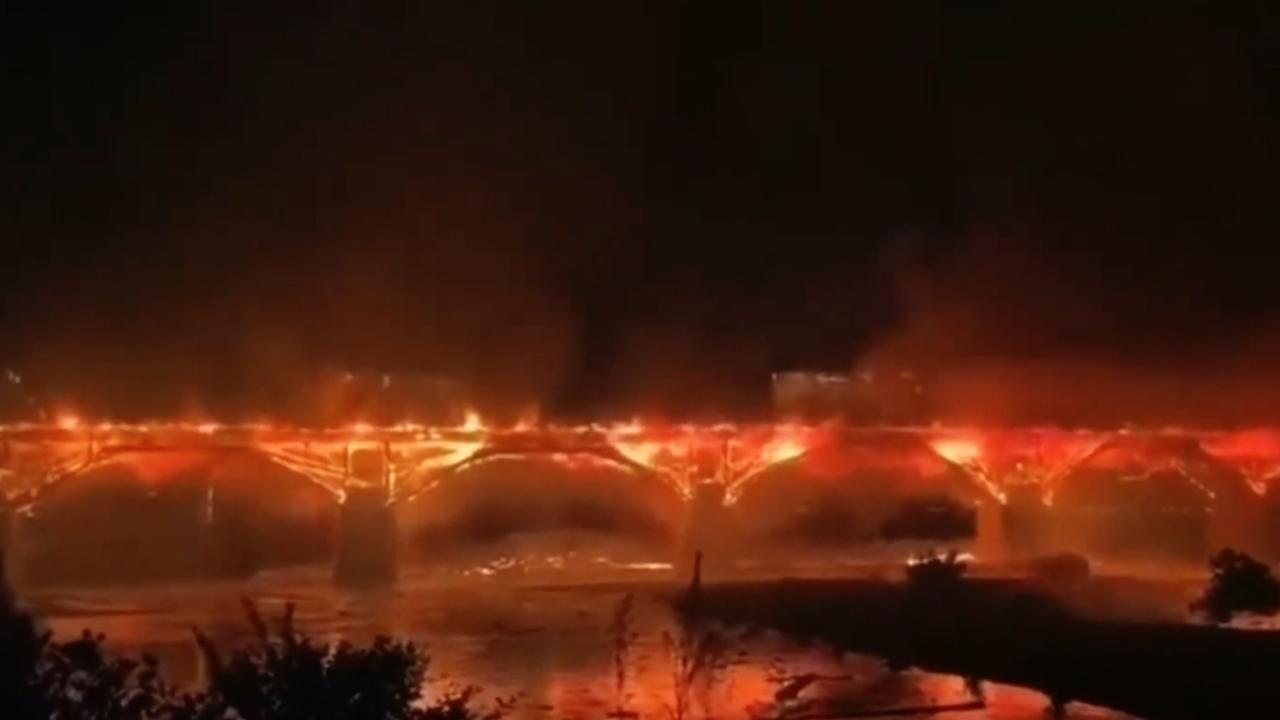چین:900 سال پرانا پل جل کر راکھ ہو گیا