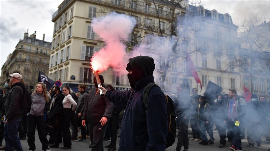 Fransada davam edən etiraz aksiyalarında polis nümayişçilərə zorakılıq göstərir
