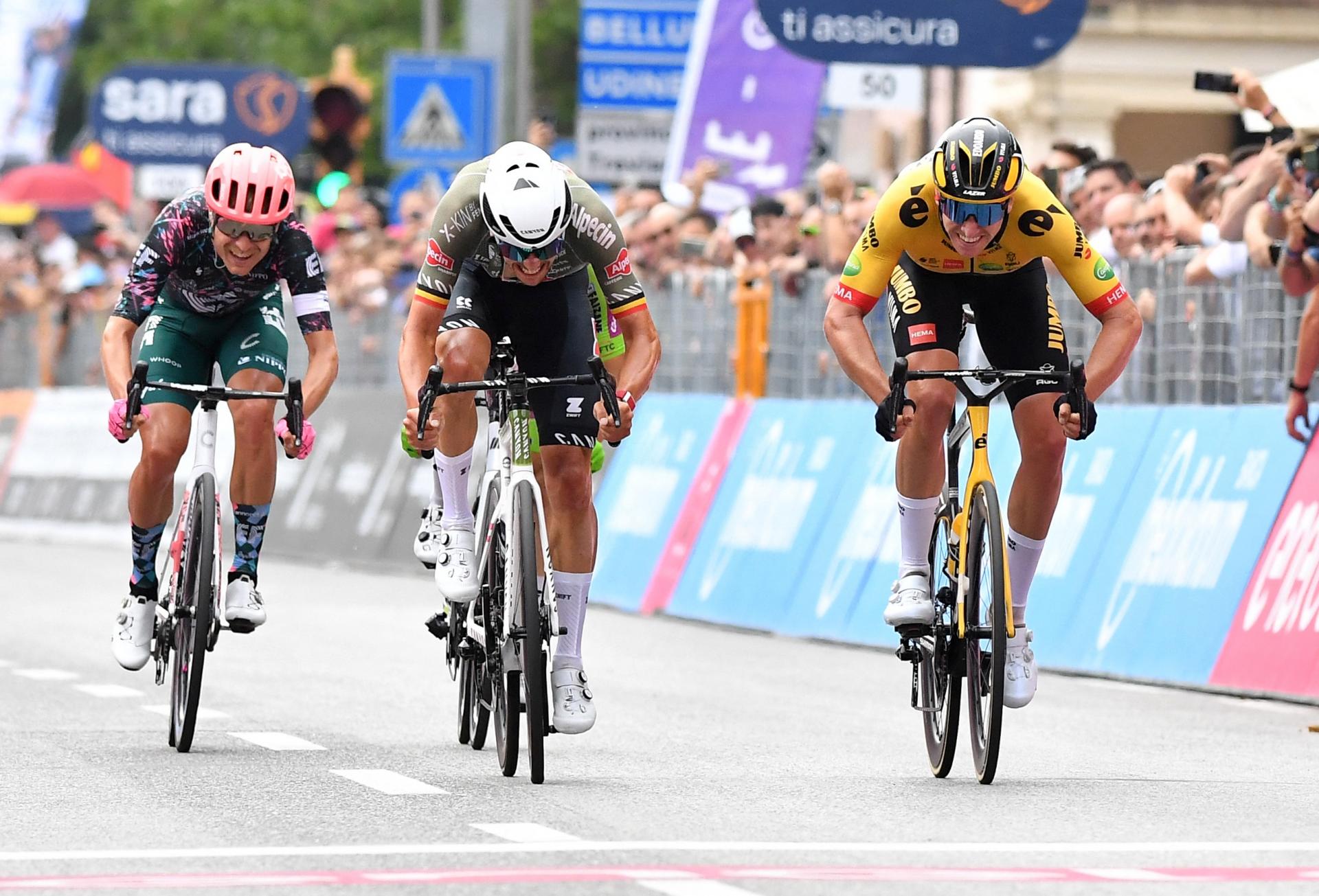 Şosse velosipedində ilin ilk böyük turu olan Giroda mübarizə davam edir